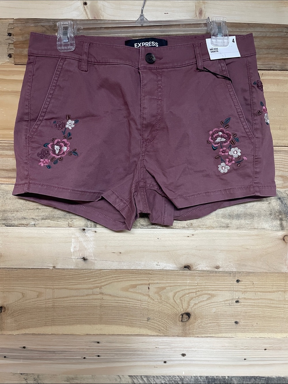 Express size 4 Dusty Rose Color Rose 
Stitching Mid-rise Shortie Chico Shorts